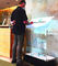 Hologram Kiosk projekcyjny Maszyna Holo Przezroczyste szkło Kiosk dotykowy z projekcją tylną dostawca